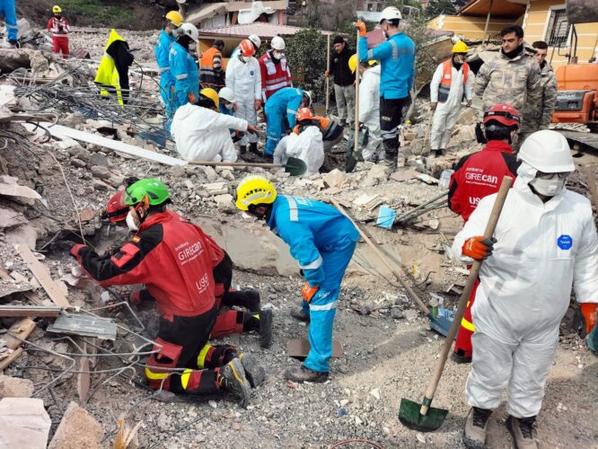 Búsqueda de víctimas en Turquía.