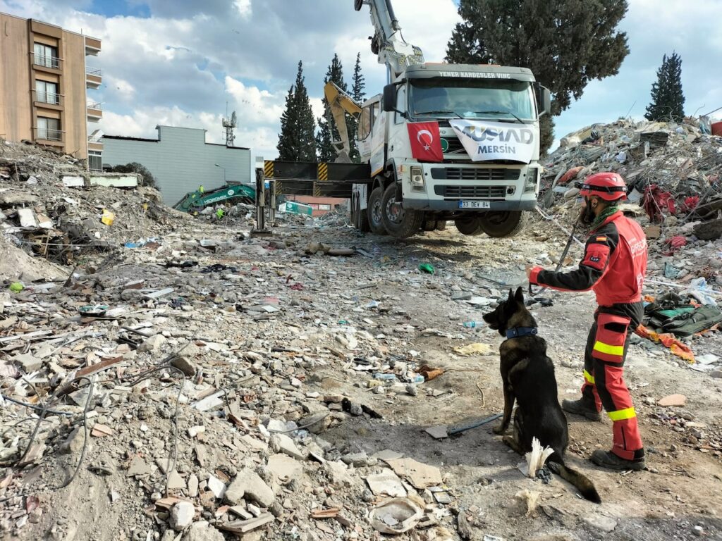 David y su perro Vito en tareas de búsqueda durante la emergencia por terremotos en Turquía.