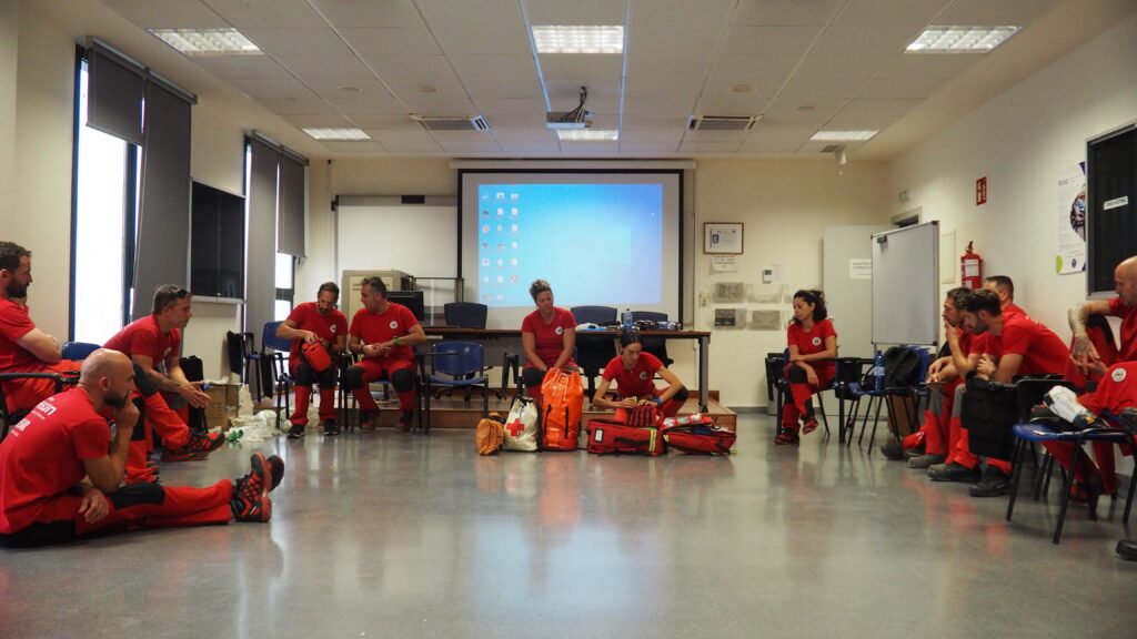 Imagen general del aula con alumnos y profesor en las jornadas de formación USAR