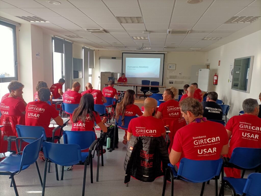 Imagen general del aula con alumnos y profesor en las jornadas de formación USAR