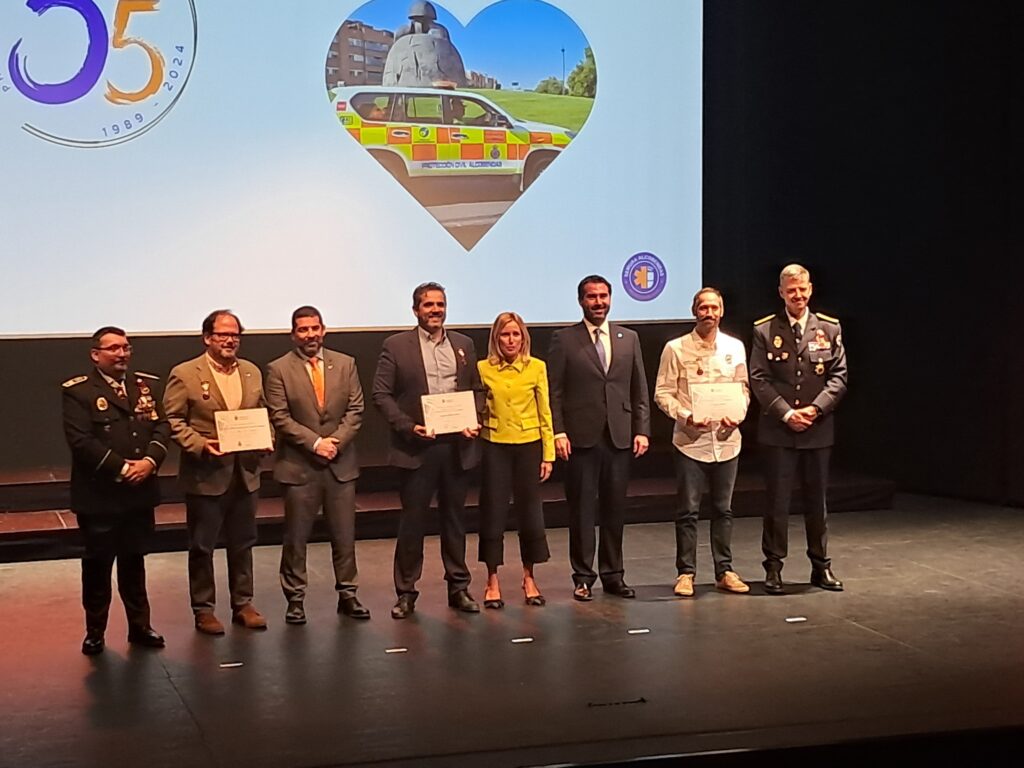 Gabriel Díaz Medina recibiendo la medalla sobre el escenario del auditorio Paco de Lucía de Alcobendas. 