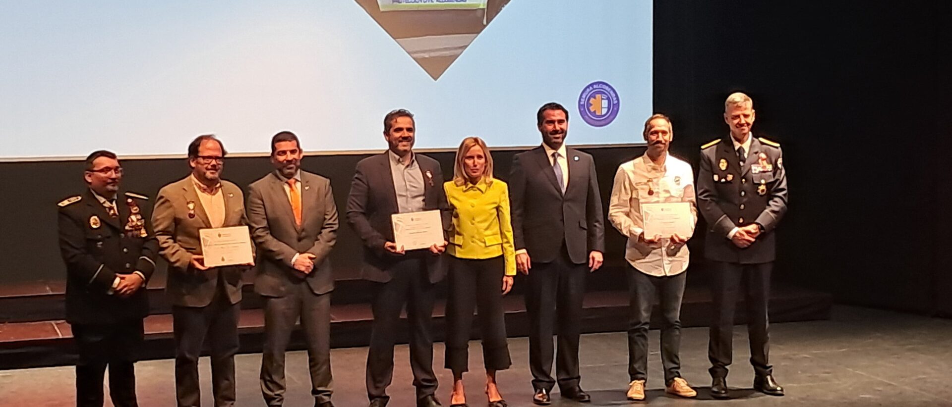 Gabriel Díaz Medina recibiendo la medalla sobre el escenario del auditorio Paco de Lucía de Alcobendas.