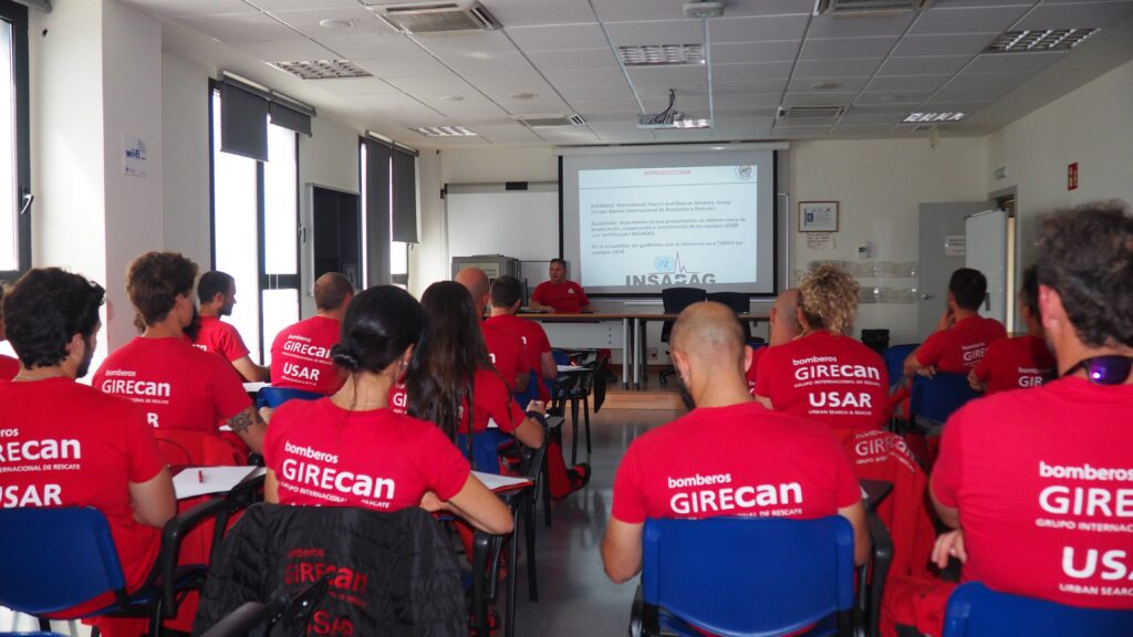 Imagen general del aula con alumnos y profesor en las jornadas de formación USAR