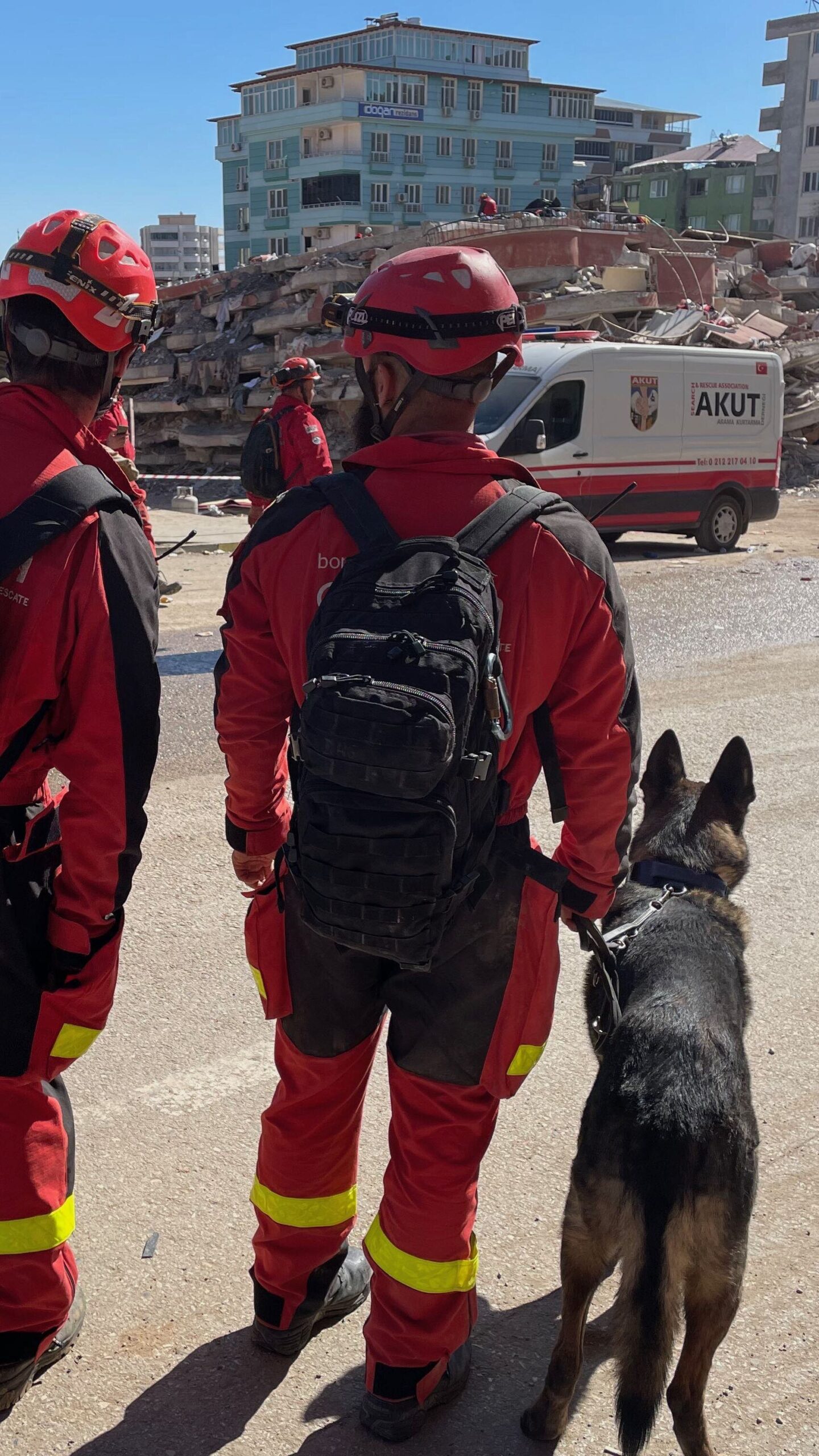 Sección K9 de Bomberos GIRECAN en Turquía. En primer dos guías caninos con sus perros.