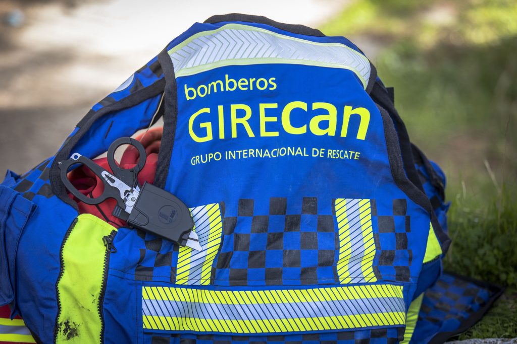 Peto de <bomberos Girecan con una tijera modelo Raptor de Leatheman. Donación de productos Leatherman