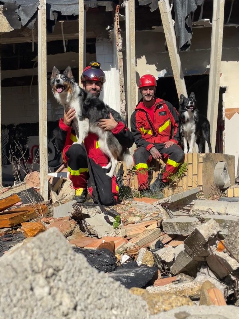 Unidad canina. En un edificio ruinoso posan de izquierda a derecha : Adrián-Unah y Javi-Bolt